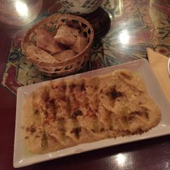 hummus i chleb pita w wegańskiej restauracji